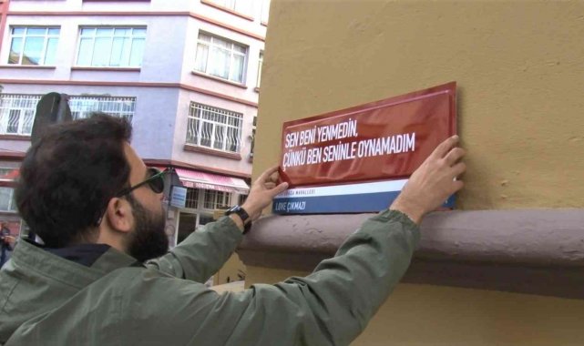 Kadıköy'de genç grafiker sanatını tabelalara taşıdı