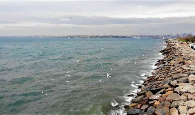 Kadıköy'de İSKİ'nin arıtma tesisinden bırakılan su denizin rengini değiştirdi