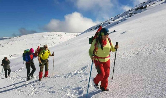 Kadın dağcıdan anlamlı günde tırmanış