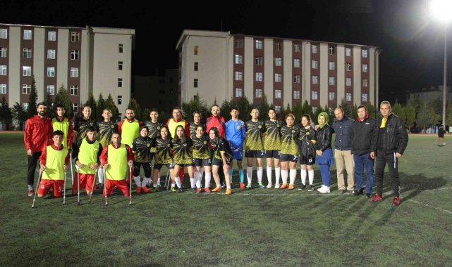 Kadın futbol takımı ve ampute sporcular kadına şiddete &#039;hayır&#039; dedi