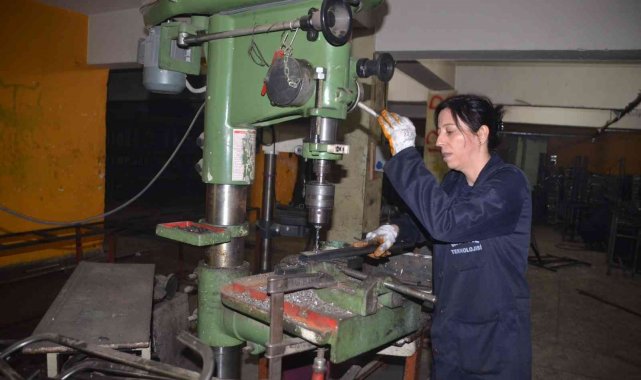 Kadın öğretmen yaptığı kaynakla erkeklere taş çıkarıyor