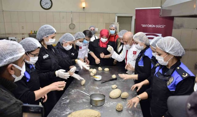 Kadın polisler, şeflerle ekmek yaptı