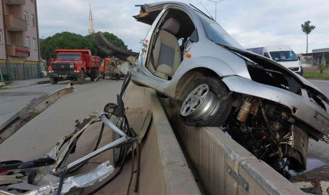Kadın sürücü paramparça olan araçtan sağ çıktı