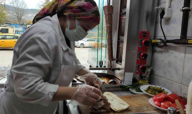 Kadın usta 23 yıldır ateşin başında döner kesiyor