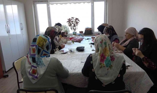 Kadınlar el emeği ile üretiyor