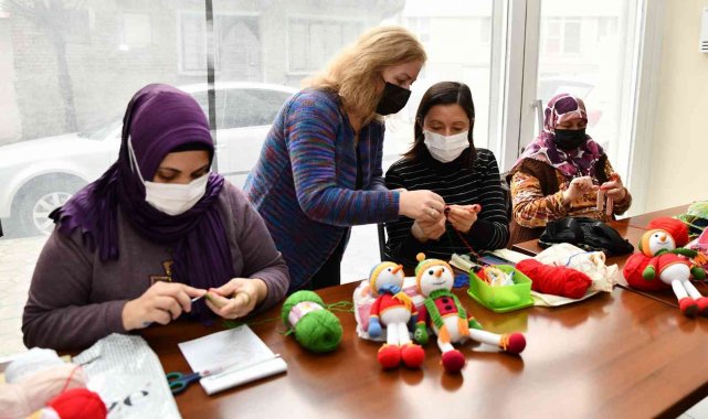 Kadınlar ilmek ilmek örüyor