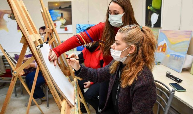 Kadınlar karakalem resim çizmeyi öğreniyor