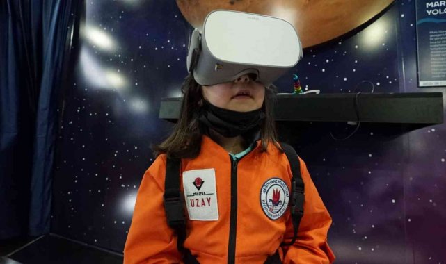 Kağıthane'de yüzlerce çocuk uzay yolculuğunda ilk adımı attı