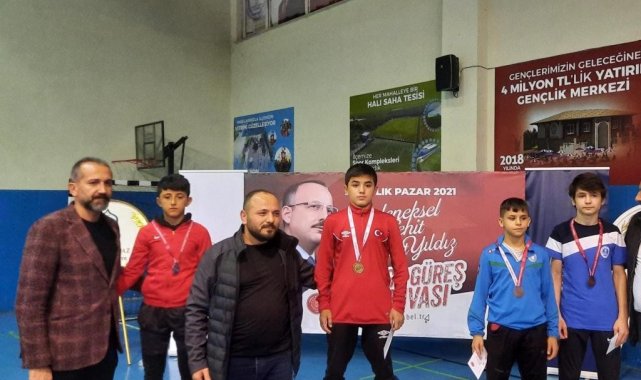Kağıtsporlu güreşçiler kürsüdeki yerini aldı