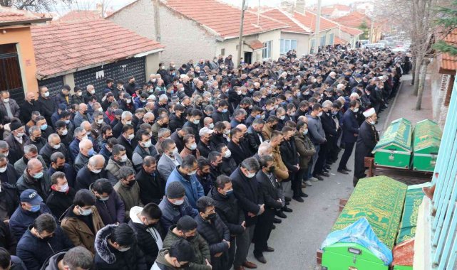 Kahramankazan'daki trafik kazasında ölen aileyi yüzlerce kişi uğurladı