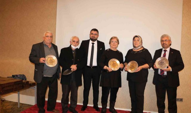Kahramanmaraş'ta 50 yıllık berber ve kuaförlere plaket