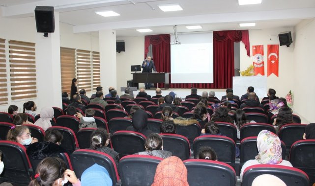 Kahta'da 'Öğrenme ve Öğrenme Süreçleri' konferansı düzenlendi