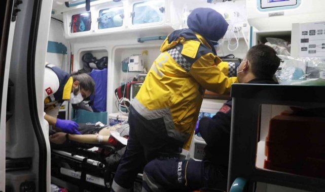 Kaldırımda beklediği sırada silahlı saldırıya uğrayan genç ağır yaralandı