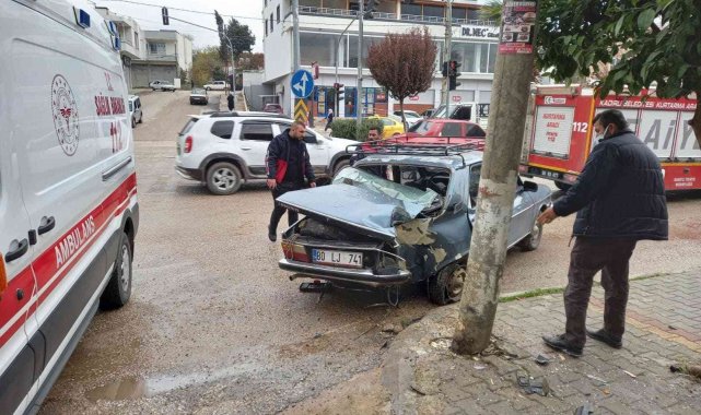 Kaldırımda bekleyen iki öğrenci kazadan elektrik direği sayesinde kurtuldu