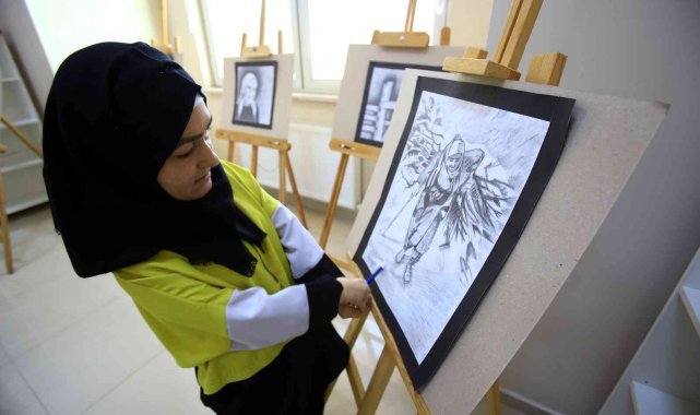 Kalem tutmakta zorlanırken şimdi resim sergileri açıyor