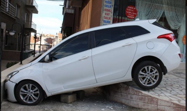 Kalp krizi geçiren sürücünün kaza anı kamerada