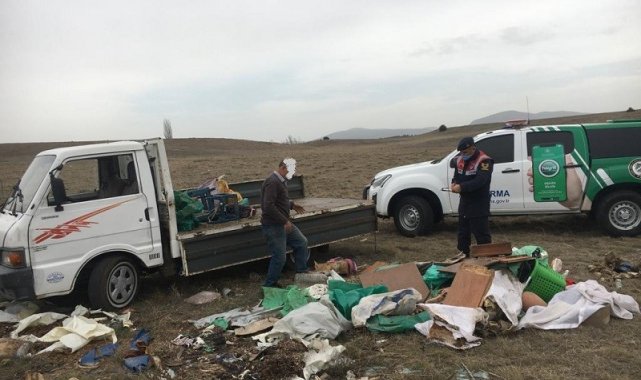 Kamu arazisinde evsel atık atarken jandarmaya yakalandı
