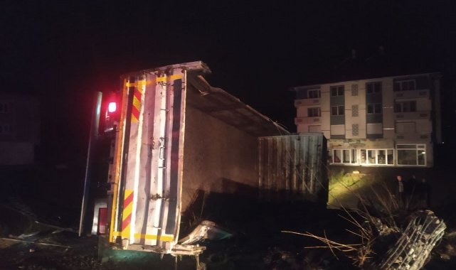 Kamyon elektrik direğine çarptı, mahalle karanlığa gömüldü