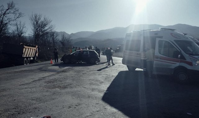 Kamyon ille otomobil çarpıştı: 3 yaralı
