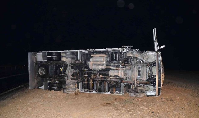 Kamyon şarampole devrildi, sürücü kazayı yara almadan atlattı