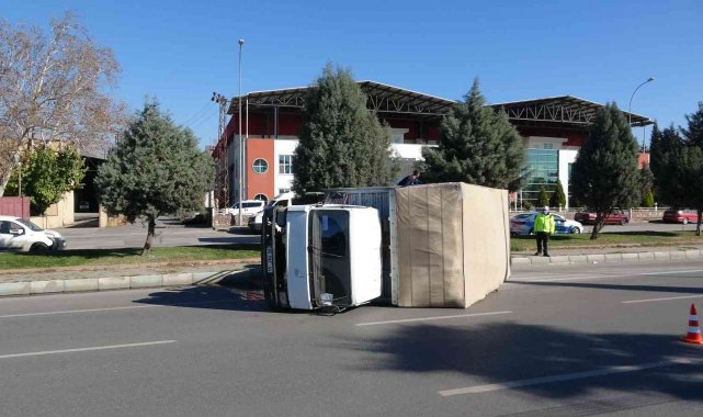 Kamyon yan yattı, sürücüsü yara almadan kurtuldu