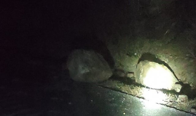 Kamyon yola düşen kaya parçasına çarptı, sürücü ölümden döndü