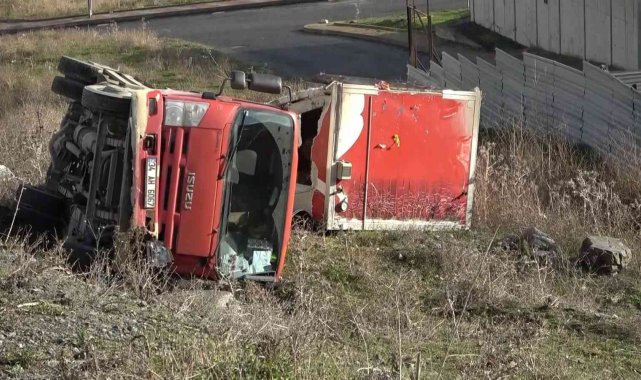 Kamyonet çayırlık alana devrildi: Sürücüyü emniyet kemeri kurtardı