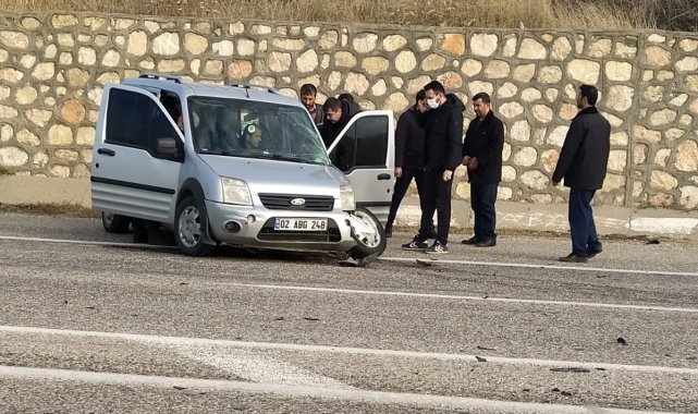 Kamyonet ile yolcu minibüsü çarpıştı: 1 yaralı