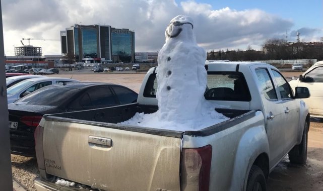 Kamyonet kasasındaki kardan adam görenleri şaşırttı