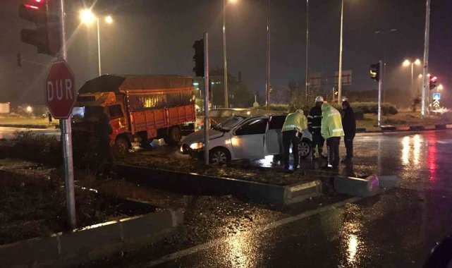 Kamyonet kırmızı ışıkta geçti kazaya sebebiyet verdi