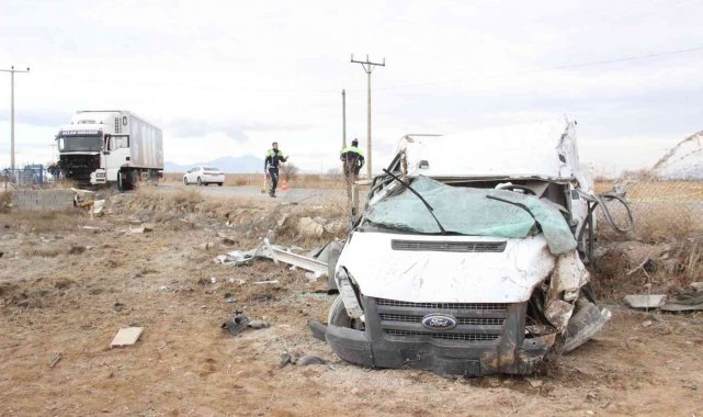 Kamyonet tıra yandan çarptı: 1 ölü, 1 yaralı