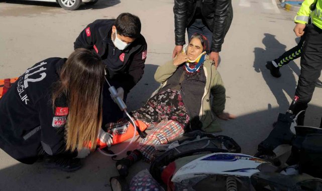 Kamyonetin çarptığı elektrikli motosikletteki anne ve kızı yaralandı