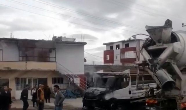 Kamyonette çıkan yangını beton mikseri söndürdü