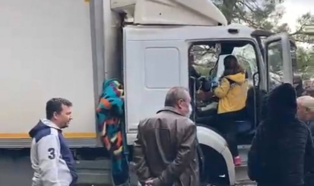 Kamyonlar kafa kafaya çarpıştı, yol trafiğe kapandı