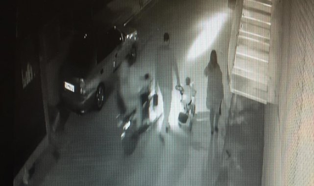 Kapkaç anı güvenlik kamerasında