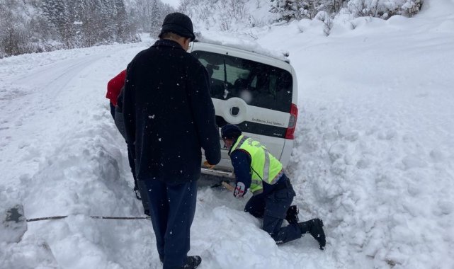 Kar birikintisine saplanan sürücünün imdadına jandarma yetişti