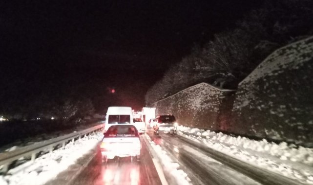 Kar esaretini gösterdi, saatlerce uzun kuyruklar oluştu