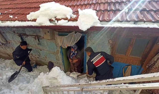 Kar nedeni ile evinde mahsur kalan kadının yardımına jandarma koştu