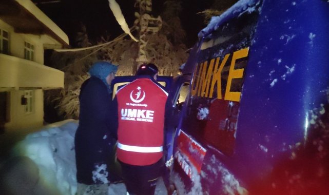 Kar nedeniyle köy yolu kapanan hastanın imdadına UMKE ekipleri yetişti