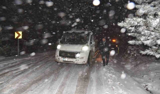Kar nedeniyle Spil Dağı'nda mahsur kalan vatandaşlar kurtarıldı