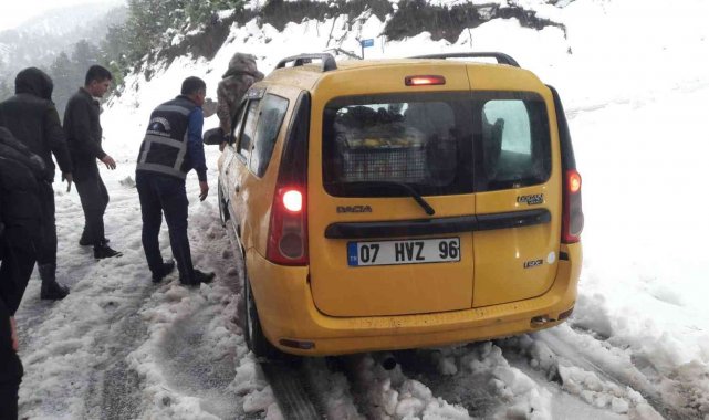 Kar sebebiyle kapanan yollarda zorlu mesai