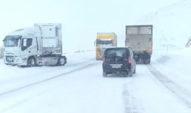 Kar ve tipi mahsur bıraktı, tırlar yolda kaldı
