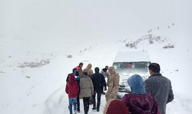 Kar ve tipide mahsur kalan 20 öğrenci kurtarıldı