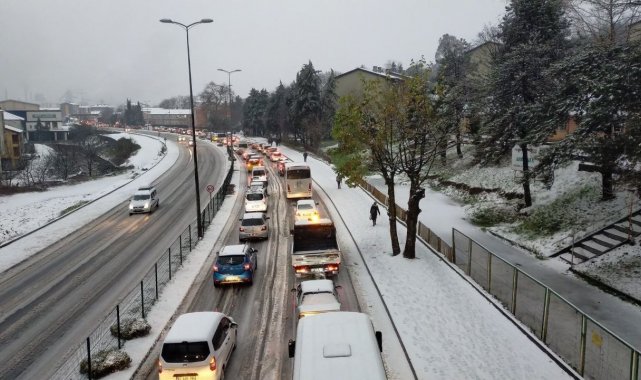 Kar yağışı trafikte aksamalara neden oldu, bir araç su kanalına düştü