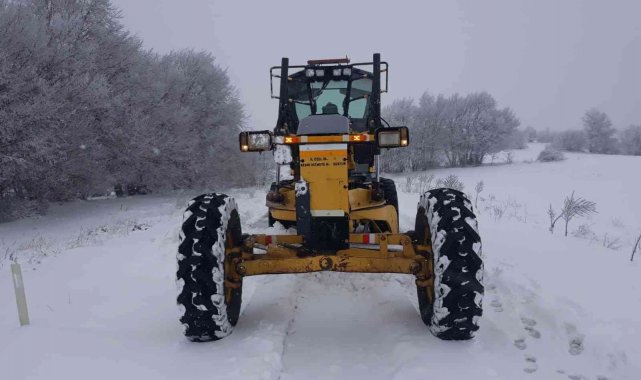 Kar yağışından kapanan yollar açılıyor