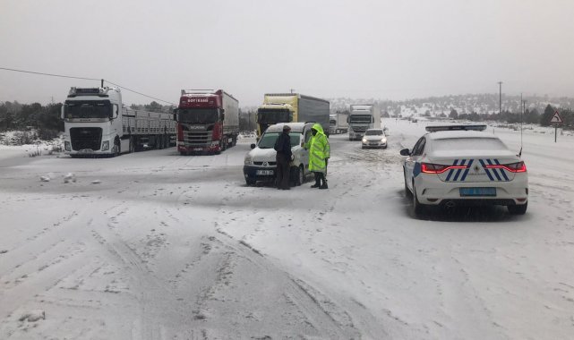 Kar yağışının etkili olduğu Antalya-Konya karayolunda tırların bekleyişi sürüyor