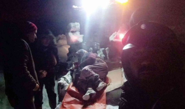 Kar yolu kapatınca hastayı traktörün arkasında ambulansa taşıdılar