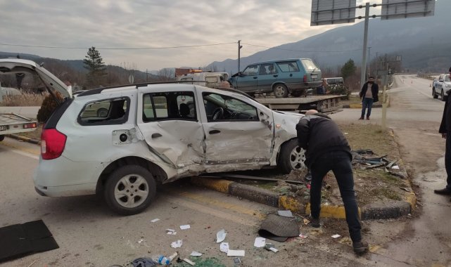 Karabük'te iki otomobil çarpıştı: 3 yaralı