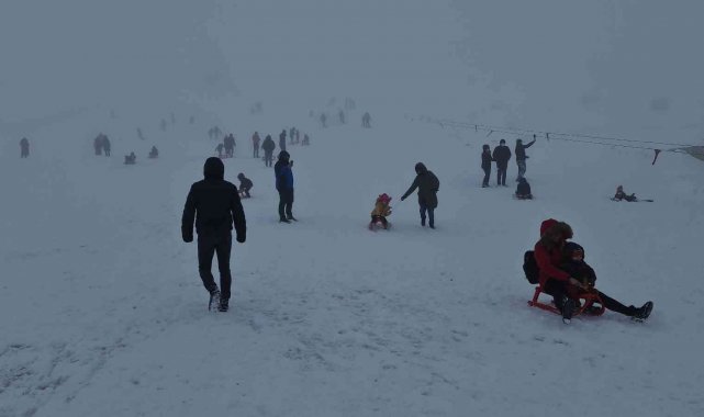 Karabük'te kar yağışını gören 2 bin rakımlı Keltepe Kayak Merkezi'ne koştu