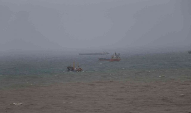 Karadeniz yük gemilerini beşik gibi salladı